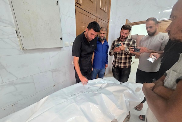 ينقل المسعفون جثمان الفلسطيني عمرو هاني أبو شباب، البالغ من العمر 22 عامًا، إلى مجمع ناصر الطبي بعد استشهاده في غارة جوية إسرائيلية على منطقة الستر الغربي في خان يونس، جنوب قطاع غزة، في 11 يوليو/تموز 2026. صورة: طارق محمد