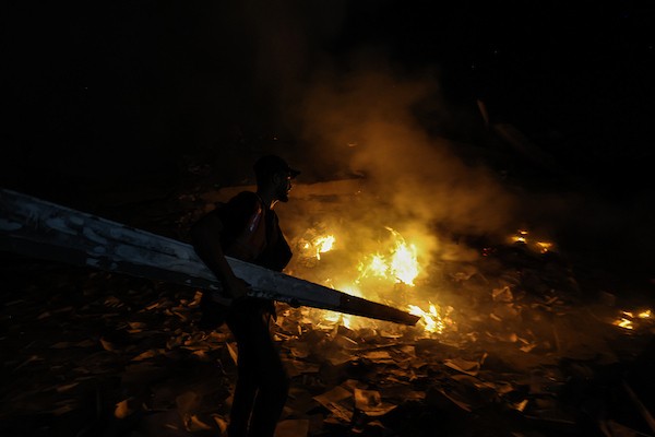 يتفقد فلسطينيون الأضرار التي لحقت بمبنى إثر غارة جوية إسرائيلية على شارع الجلاء وسط مدينة غزة، قطاع غزة، في 23 يوليو/تموز 2026. صورة: عمر أشتوي