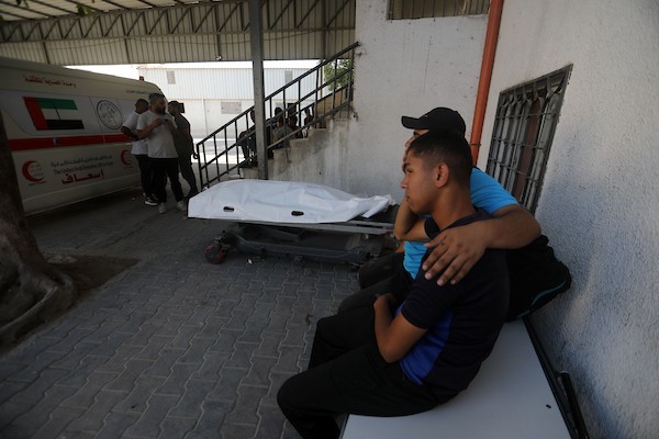 مشيّعون يودّعون جثماني فلسطينيين، أحدهما طفل، في مستشفى الشفاء بمدينة غزة، في 8 يوليو/تموز 2026، بعد مقتلهما في غارات جوية إسرائيلية متفرقة على المدينة في وقت سابق من اليوم. تصوير: بلال أسامة