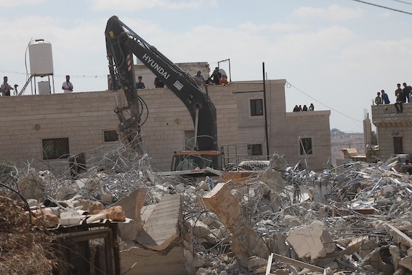 آثار هدم منزل المواطن الفلسطيني إياد مصلح العمور في منطقة خلة المية، شرق يطا جنوب الخليل، في 9 يوليو/تموز 2026. كان المنزل المكون من طابقين يأوي ثلاث عائلات تضم 15 فردًا، قبل أن تهدمه القوات الإسرائيلية بذريعة عدم الترخيص. (تصوير: مأمون وزواز)