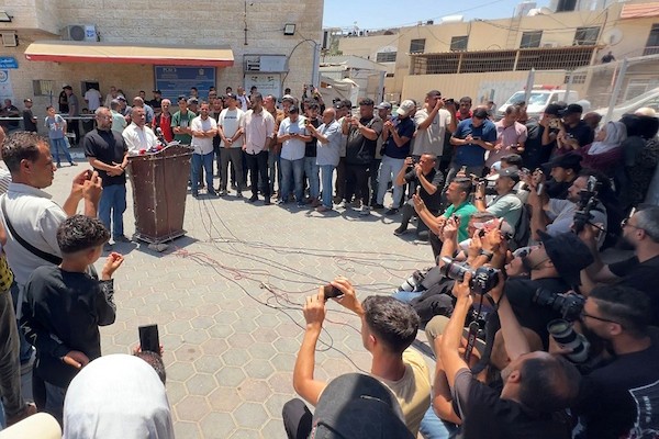 مؤتمر صحفي في مستشفى الأقصى بدير البلح، وسط قطاع غزة، في 6 يوليو/تموز 2026، للاعلان عن استقالة لجنة الطوارئ الحكومية والقائم بأعمال رئيس لجنة المتابعة الحكومية. صورة: حسن الجدي