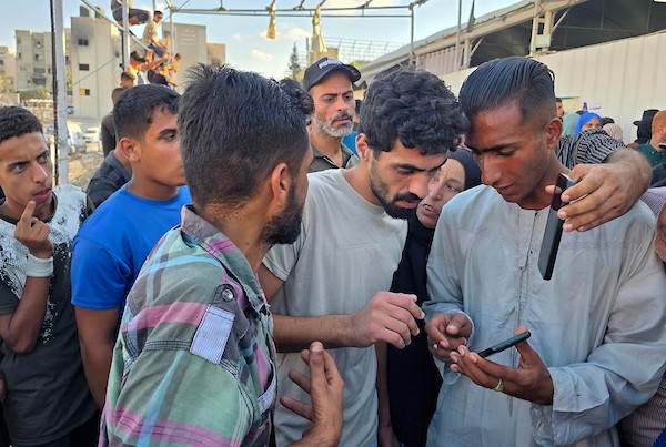 وصل 60 أسيرًا مُفرجًا عنهم من سجني النقب وعوفر إلى مجمع ناصر الطبي في خان يونس، جنوب قطاع غزة، على متن مركبات تابعة للجنة الدولية للصليب الأحمر عبر معبر كرم أبو سالم، في 27 يوليو/تموز 2026. (صورة: طارق محمد)