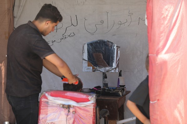 فلسطينيون نازحون يعيشون داخل خيام مؤقتة مكتظة على طول شاطئ مدينة غزة، في 9 يوليو/تموز 2026، وسط حرارة صيفية مرتفعة ونقص في المياه النظيفة والخدمات الأساسية، بعد فرارهم من مناطق متفرقة من القطاع. (تصوير: بلال أسامة)