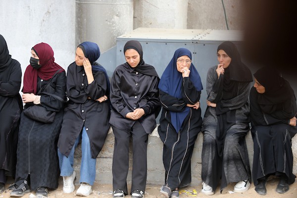 ودّع المشيّعون جثامين فراس المصري وزوجته وأطفالهما الأربعة بعد استشهادهم في غارة جوية إسرائيلية استهدفت منزلًا لعائلة المصري في شارع الثلاثيني بمدينة غزة، في 21 يوليو/تموز 2026. صورة: بلال أسامة