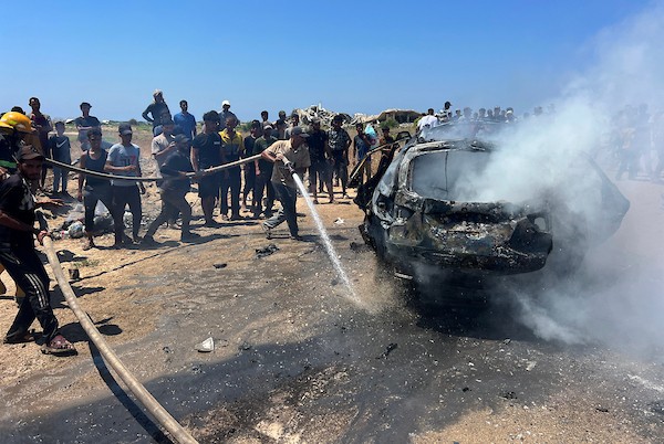 تجمّع فلسطينيون في موقع غارة إسرائيلية استهدفت مركبة مدنية في منطقة الزهراء، شمال مخيم النصيرات للاجئين وسط قطاع غزة، في 21 يوليو/تموز 2026. صورة: حسن الجدي