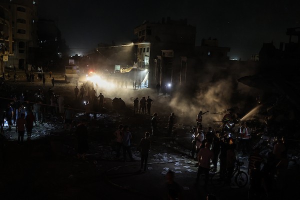 يتفقد فلسطينيون الأضرار التي لحقت بمبنى إثر غارة جوية إسرائيلية على شارع الجلاء وسط مدينة غزة، قطاع غزة، في 23 يوليو/تموز 2026. صورة: عمر أشتوي