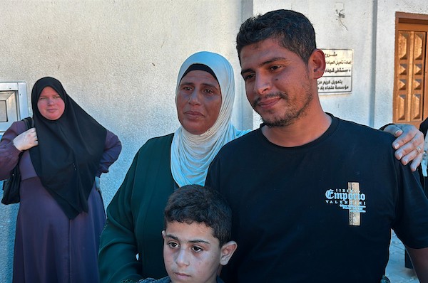 وصل معتقلون فلسطينيون مُفرج عنهم على متن سيارات تابعة للجنة الدولية للصليب الأحمر إلى مستشفى شهداء الأقصى في دير البلح، وسط قطاع غزة، في 19 يوليو/تموز 2026. صورة: أحمد إبراهيم