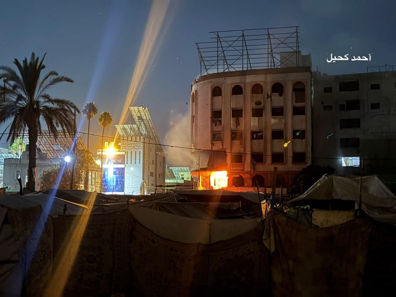 اندلاع حريق إثر استهداف طائرة مُسيّرة للاحتلال شقةً سكنيةً ومحلات تجارية قرب المستشفى المعمداني في مدينة غزة ...jpg