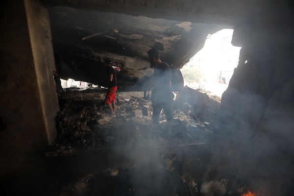 يتفقد فلسطينيون موقع غارة جوية إسرائيلية استهدفت منزل عائلة المصري في شارع الثالاثيني بمدينة غزة، في 21 يوليو/تموز 2026.صورة: بلال أسامة