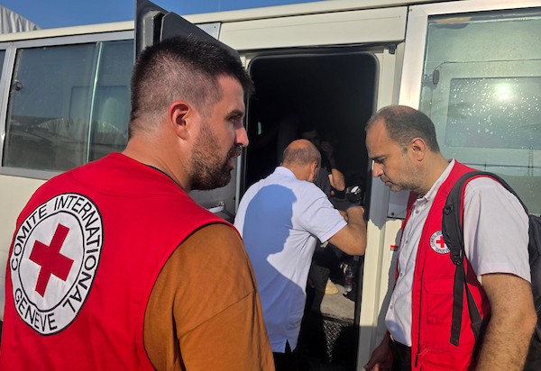 وصل أسرى فلسطينيون مُفرج عنهم إلى مجمع ناصر الطبي في خان يونس، جنوب قطاع غزة، على متن مركبات تابعة للجنة الدولية للصليب الأحمر، بعد إطلاق سراحهم من السجون الإسرائيلية، في 22 يوليو/تموز 2026. (صورة: طارق محمد)