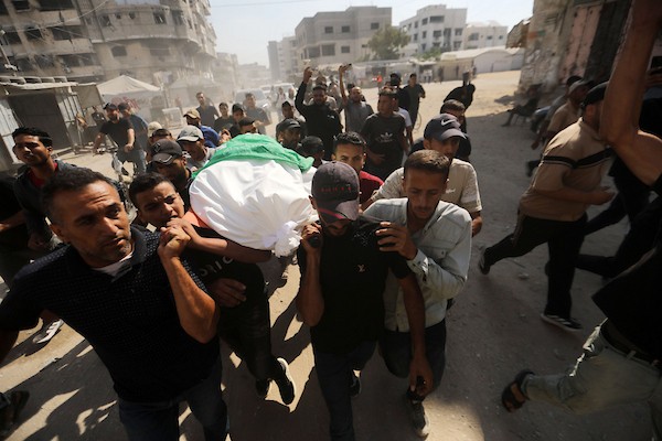 ودّع المشيّعون جثماني فلسطينيين اثنين قُتلا في غارة جوية إسرائيلية استهدفت خيمة تأوي نازحين في منطقة الشيخ عجلين، جنوب غرب مدينة غزة، في 15 يوليو/تموز 2026. ووقعت الغارة مساء 14 يوليو/تموز. صورة: بلال أسامة