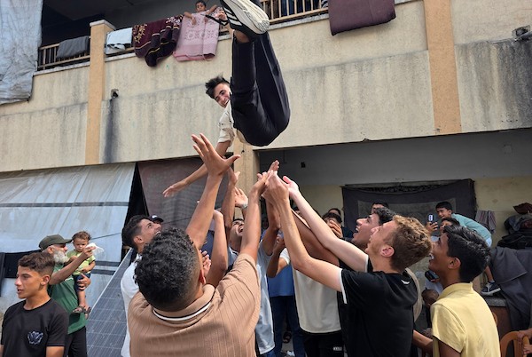 احتفل طلاب فلسطينيون وعائلاتهم بإعلان نتائج امتحانات التوجيهي (الثانوية العامة) وسط الخيام والملاجئ الجماعية والمنازل المتضررة في خان يونس، جنوب قطاع غزة، في 24 يوليو/تموز 2026. (صورة: طارق محمد)