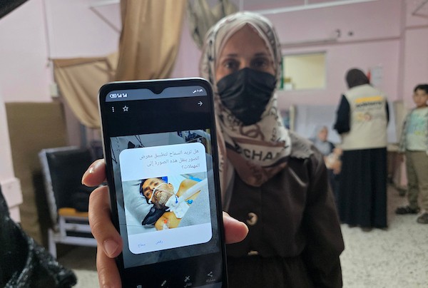 الفلسطينية إيمان أبو جامع تجلس إلى جانب طفلها ياسر عرفات، البالغ ست سنوات، أثناء تلقيه العلاج من سوء التغذية في مجمع ناصر الطبي بخان يونس، جنوب قطاع غزة، في 8 يوليو/تموز 2026. وتقول الأم إنها فقدت زوجها وابنًا آخر بسبب مضاعفات سوء التغذية. تصوير: طارق محمد