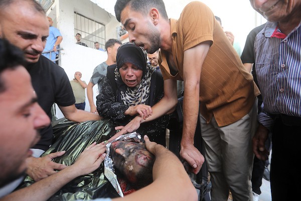 ودّع المشيّعون جثامين ثلاثة فلسطينيين قُتلوا في غارات إسرائيلية على حيّ الزيتون بمدينة غزة وبلدة بيت لاهيا، في الرابع من يوليو/تموز 2026.صورة: بلال أسامة