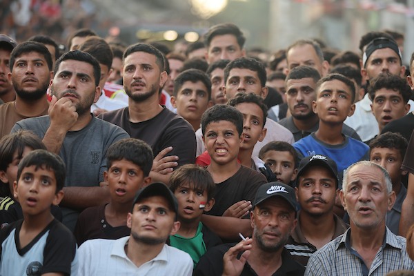 يتابع فلسطينيون البث المباشر لمباراة دور الـ16 من بطولة كأس العالم لكرة القدم بين مصر والأرجنتين في مدينة غزة يوم الثلاثاء 7 يوليو/تموز 2026. (صورة: عمر أشتوي)