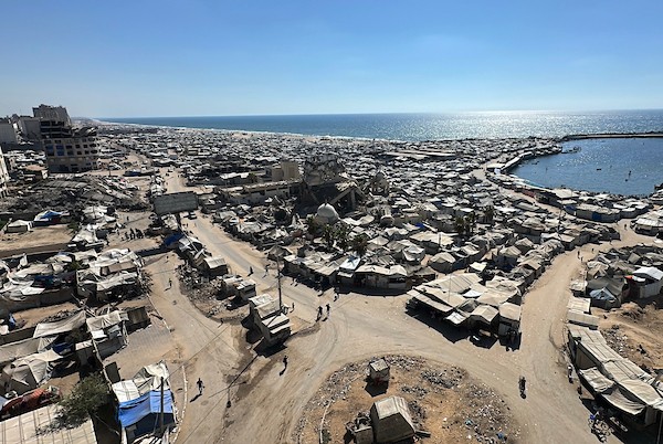 صورة عامة لخيام تأوي الفلسطينيين النازحين، تمتد على طول الساحل غرب مدينة غزة وبين أنقاض المباني التي دمرت خلال الحرب، في 1 يوليو/تموز 2026. تصوير: هادي داود