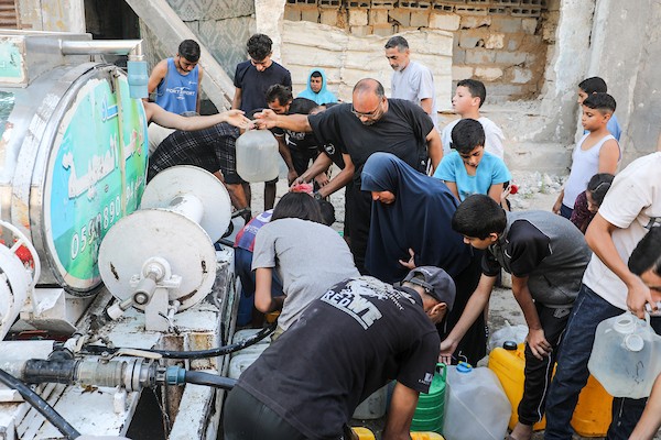 يصطفّ فلسطينيون نازحون للحصول على الماء من صهريج مياه متنقل في مخيم البريج للاجئين، وسط قطاع غزة، في 18 يوليو/تموز 2026.صورة: معز صالحي
