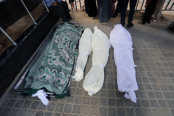 مشيّعون يودّعون جثامين ثلاثة فلسطينيين، بينهم طفل، في مستشفى الشفاء بمدينة غزة، في 8 يوليو/تموز 2026، بعد مقتلهم في غارة إسرائيلية استهدفت مركبة بحي الصبرة مساء اليوم السابق. تصوير: بلال أسامة