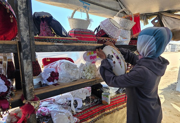 الفلسطينية النازحة شيرين نصار تجهّز مستلزمات الزفاف داخل خيمتها في منطقة المواصي، غربي خان يونس، في 22 يوليو/تموز 2026. تصوير: طارق محمد