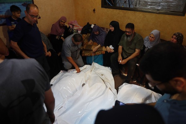 يحمل المشيعون جثامين فلسطينيين خلال جنازتهم في قطاع غزة في 18 يوليو/تموز 2026، بعد غارة جوية إسرائيلية استهدفت منزلاً، ما أسفر عن استشهاد خمسة مدنيين، بينهم طفل، وإصابة آخرين. صورة: عمر أشتوي