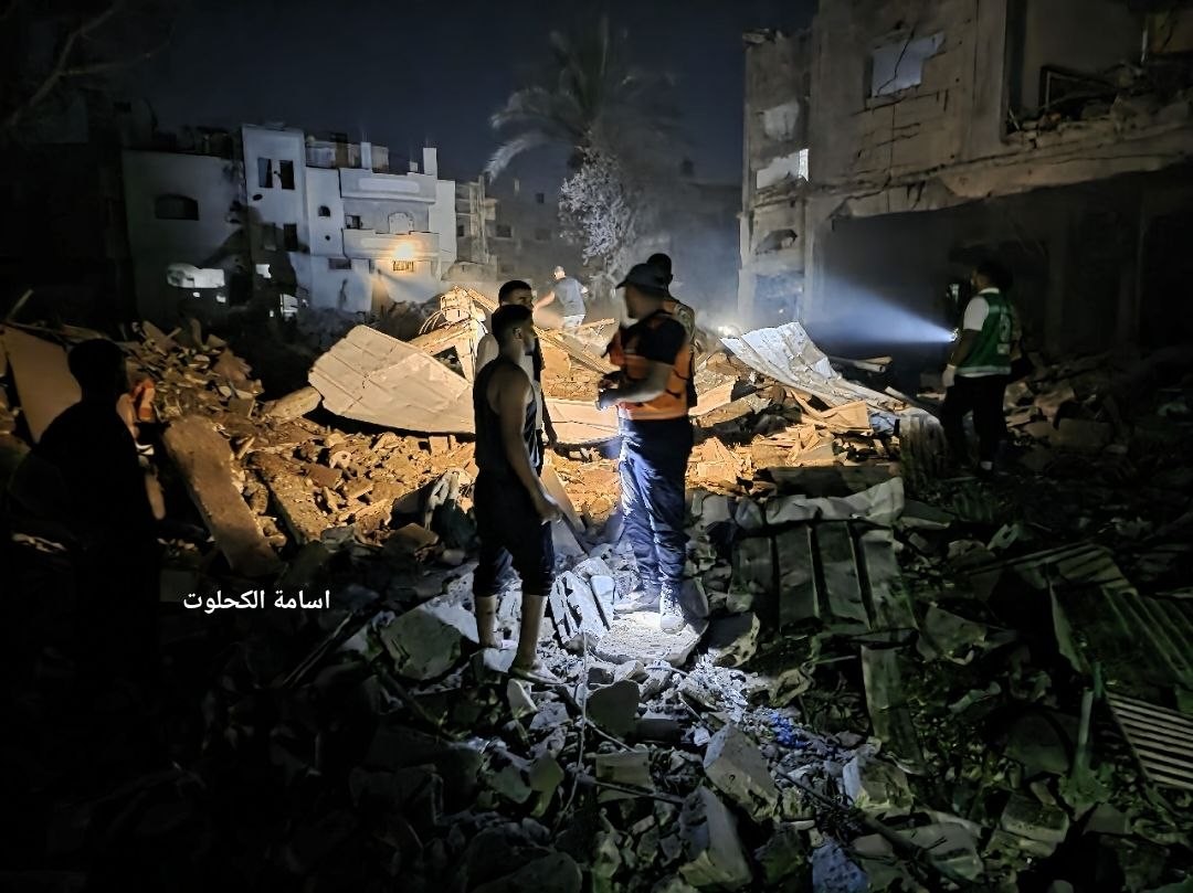 استهداف المنزل قبل قليل بدير البلح 22.jpg