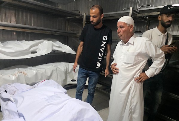 ودّع المشيّعون جثامين ثلاثة فلسطينيين كانوا يعملون على تأمين إيصال المساعدات، بعد استشهادهم في غارة جوية إسرائيلية استهدفت مركبتهم، جنوب خان يونس 20 يوليو/تموز 2026. صورة: طارق محمد