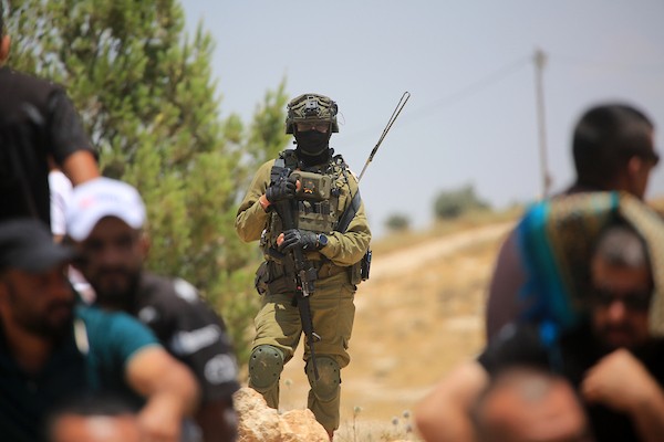 صلاة الجمعة على أرض مهددة بالاستيلاء عليها من قبل المستوطنين في منطقة خلّة الحمص بمدينة يطا، جنوب الخليل في الضفة الغربية المحتلة، في 3 يوليو/تموز 2026.صورة: مأمون وزواز