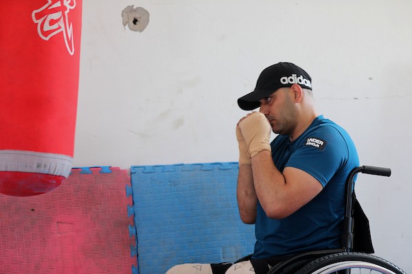 الرياضي الفلسطيني علام محمد شبير، 36 عامًا، لاعب كرة قدم سابق، يتدرب في صالة أنشأها داخل منزله المتضرر في مخيم الشاطئ للاجئين بمدينة غزة، في 22 يوليو/تموز 2026. صورة: بلال أسامة