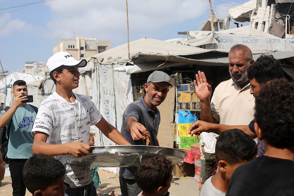 احتفل طلاب فلسطينيون وعائلاتهم بإعلان نتائج امتحانات التوجيهي (الثانوية العامة) وسط الخيام والملاجئ الجماعية والمنازل المتضررة في مدينة غزة، قطاع غزة، في 24 يوليو/تموز 2026. (صورة: محمد صالحة)