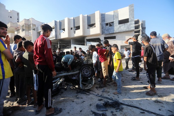 فلسطينيون يتجمعون في موقع غارة إسرائيلية استهدفت سيارة مدنية قرب الجامعة الإسلامية غرب مدينة غزة، في 8 يوليو/تموز 2026. وبحسب مصادر محلية، أسفرت الغارة عن مقتل فلسطيني وإصابة آخرين. تصوير: بلال أسامة