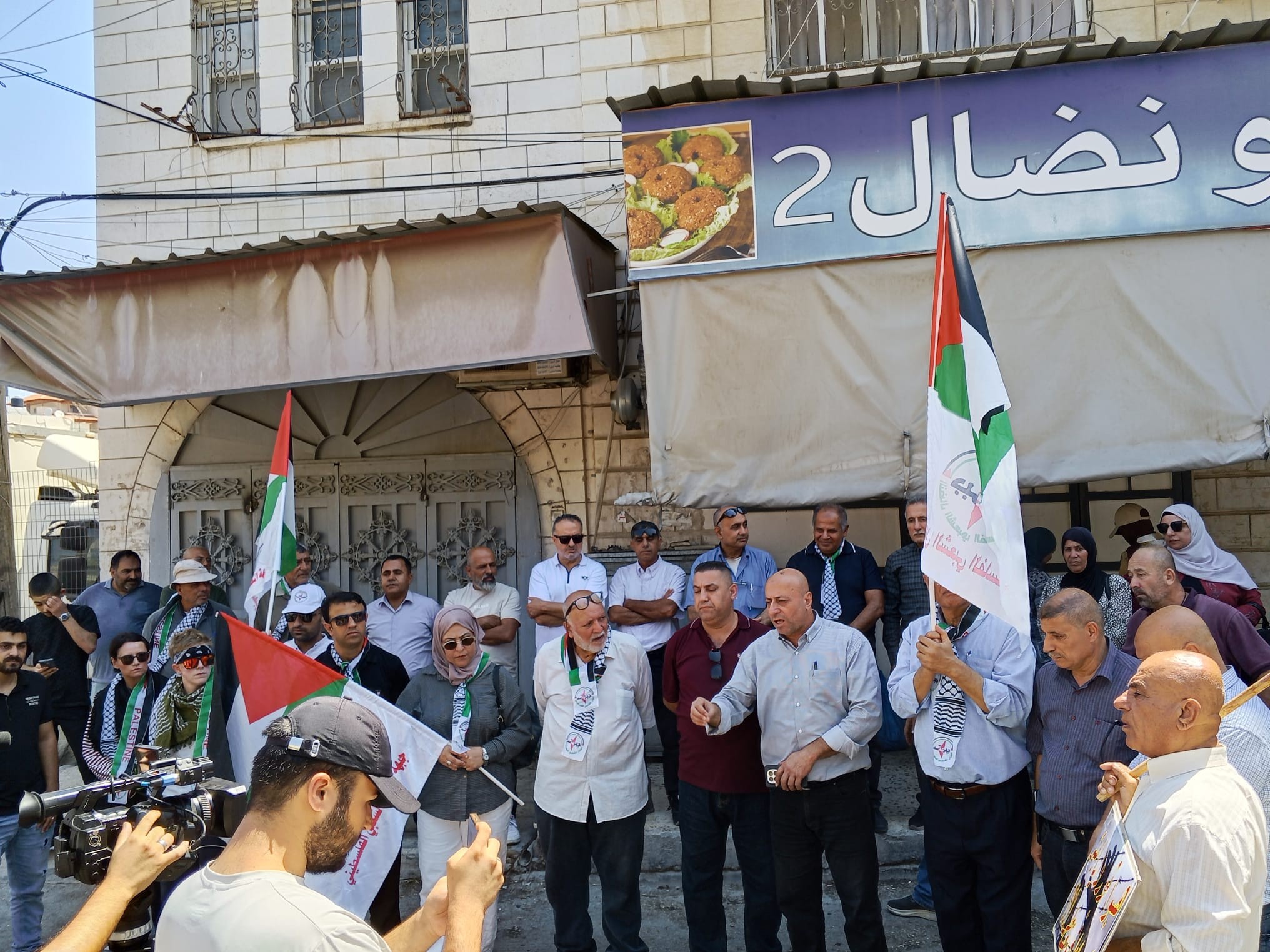 وقفة تضامنية مع الأسرى أمام الصليب الأحمر في طولكرم