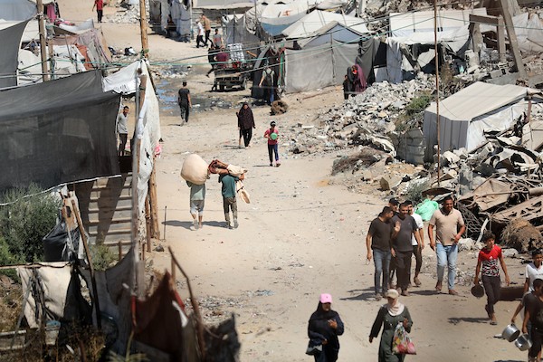 عائلات فلسطينية نازحة تعيش داخل خيام مهترئة بين أنقاض المباني في منطقة الزرقاء، شرقي مدينة غزة، وسط نقص المياه والغذاء والخدمات الأساسية، 11 يوليو/تموز 2026. (تصوير: بلال أسامة)