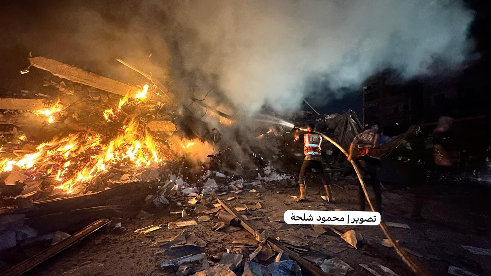 حريق ضخم اثر قصف منزل مقابل عمارة الزهارنة وسط شارع الجلاء غرب مدينة غزة .............زز.jpg