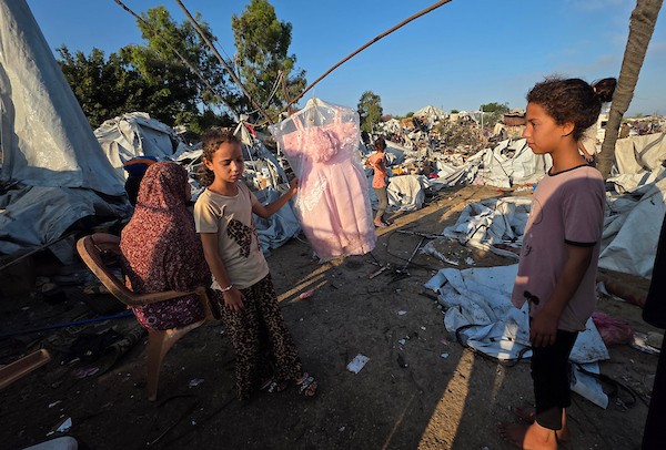 عائلات فلسطينية نازحة تتفقد الأضرار التي لحقت بخيامها وممتلكاتها بعد غارة إسرائيلية استهدفت مخيمًا للنازحين في منطقة المواصي بخان يونس، جنوب قطاع غزة، في 30 يونيو/حزيران 2026. تصوير: طارق محمد
