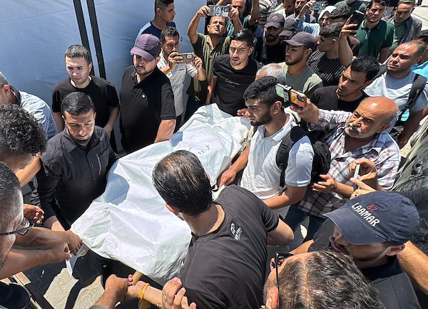 ودّع المشيّعون جثامين عمر أبو قاسم وزوجته وابنتهما بعد استشهادهم في غارة جوية إسرائيلية استهدفت شقتهم في دير البلح، وسط قطاع غزة، في 15 يوليو/تموز 2026.صورة: أحمد إبراهيم