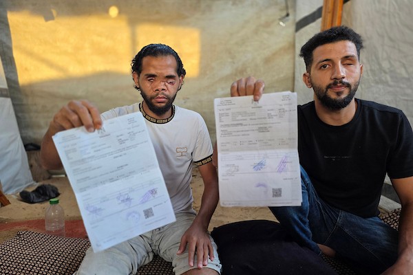 الشقيقان محمد دبور وموسى دبور داخل خيمة للنازحين في خان يونس، جنوب قطاع غزة، في 9 يوليو/تموز 2026. فقد محمد بصره بالكامل، فيما فقد موسى عينه اليسرى، إثر حادثة قرب مركز لتوزيع المساعدات في يوليو/تموز 2025 أودت بحياة شقيقهما حسين.(تصوير: طارق محمد)
