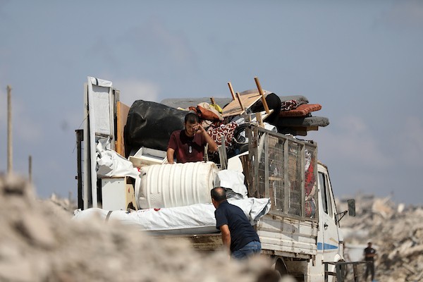 فلسطينيون نازحون يحملون أمتعتهم أثناء مغادرتهم حي الزيتون بمدينة غزة، في 22 يوليو/تموز 2026، بعدما تقدّم الجيش الإسرائيلي بحواجز خرسانية تُعرف باسم «الخط الأصفر».تصوير: بلال أسامة