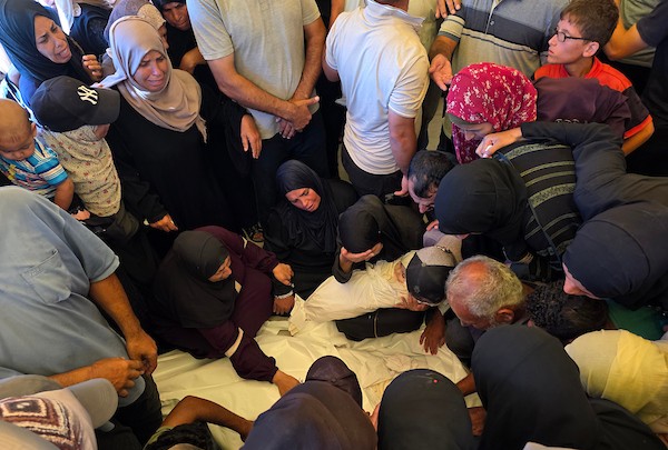 مشيعون يحملون جثماني الطفلة سوار أبو دراز ووالدتها ديانا أبو دراز خلال جنازتهما في مجمع ناصر الطبي بمدينة خان يونس، جنوب قطاع غزة، في 30 يونيو/حزيران 2026.تصوير: طارق محمد