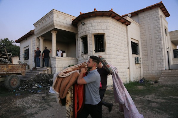 يتفقد فلسطينيون منزلاً محترقاً بعد أن أضرمت فيه النيران مجموعة من المستوطنين اليهود في قرية تل، غرب مدينة نابلس بالضفة الغربية، في 18 يوليو/تموز 2026. صورة: محمد ناصر