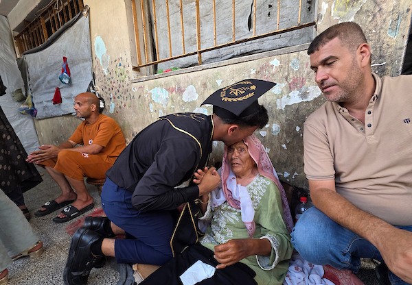 احتفل طلاب فلسطينيون وعائلاتهم بإعلان نتائج امتحانات التوجيهي (الثانوية العامة) وسط الخيام والملاجئ الجماعية والمنازل المتضررة في خان يونس، جنوب قطاع غزة، في 24 يوليو/تموز 2026. (صورة: طارق محمد)