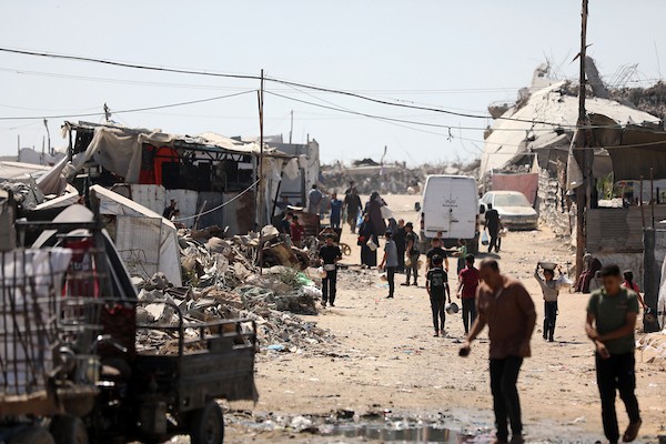 عائلات فلسطينية نازحة تعيش داخل خيام مهترئة بين أنقاض المباني في منطقة الزرقاء، شرقي مدينة غزة، وسط نقص المياه والغذاء والخدمات الأساسية، 11 يوليو/تموز 2026. (تصوير: بلال أسامة)