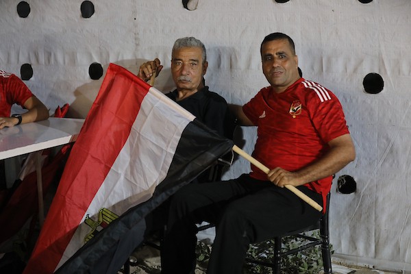 فلسطينيون يتابعون عبر شاشة عرض عامة في مدينة غزة مباراة مصر وأستراليا ضمن دور الـ32 من كأس العالم، في 3 يوليو/تموز 2026، وسط التحديات الإنسانية المستمرة في القطاع.  صورة: بلال أسامة