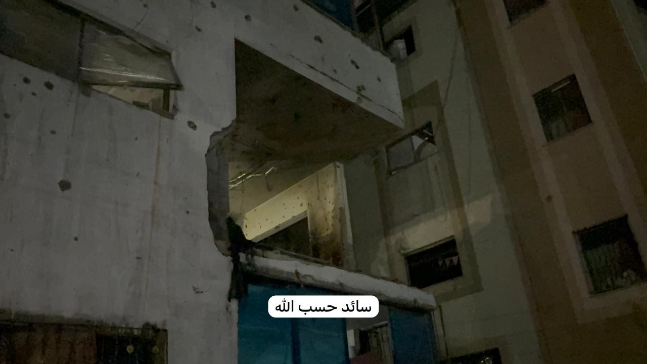 شهيدان جراء غارة اسرائيلية من قبل الطائرات المروحية استهدفت شقة سكنية لعائلة دغمش في حي تل الهوا غرب مدينة غزة.