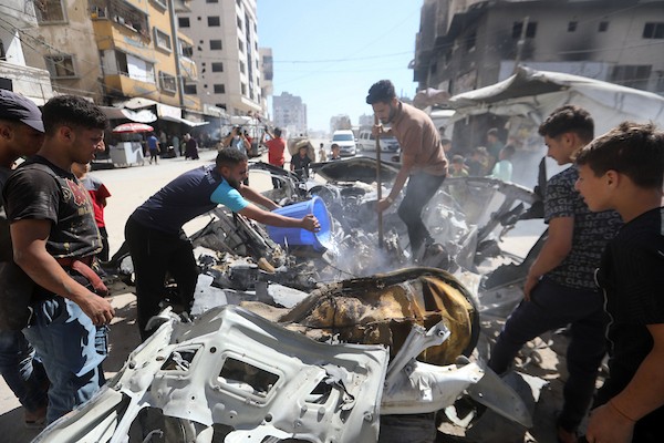 تجمّع فلسطينيون في موقع غارة إسرائيلية استهدفت مركبة غرب مدينة غزة، قطاع غزة، في 9 يوليو/تموز 2026. صورة: بلال أسامة