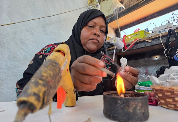 الفلسطينية النازحة شيرين نصار تجهّز مستلزمات الزفاف داخل خيمتها في منطقة المواصي، غربي خان يونس، في 22 يوليو/تموز 2026. تصوير: طارق محمد