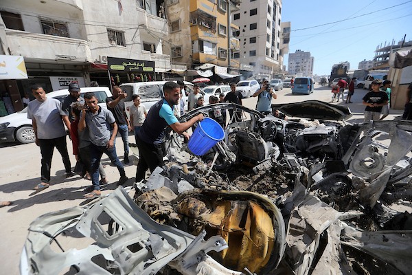 تجمّع فلسطينيون في موقع غارة إسرائيلية استهدفت مركبة غرب مدينة غزة، قطاع غزة، في 9 يوليو/تموز 2026. وبحسب مصادر محلية، أسفرت الغارة عن استشهاد شخص وإصابة آخرين. صورة: بلال أسامة