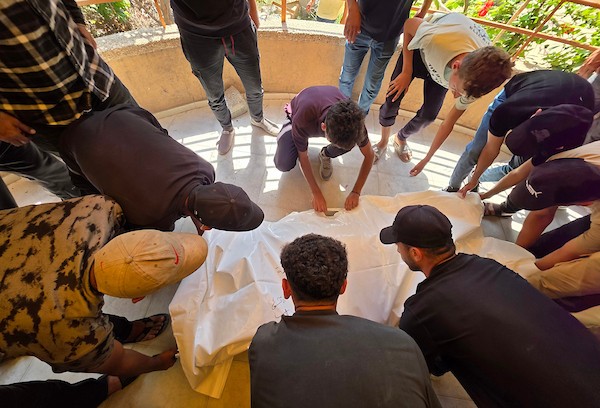 الفلسطينيون ينعون استشهاد حمودة أبو دقة، الذي قضى في غارة جوية إسرائيلية استهدفت مركبة في خان يونس، جنوب قطاع غزة، في 6 يوليو/تموز 2026. صورة: طارق محمد