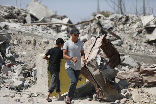 فلسطينيون نازحون يحملون أمتعتهم أثناء مغادرتهم حي الزيتون بمدينة غزة، في 22 يوليو/تموز 2026، بعدما تقدّم الجيش الإسرائيلي بحواجز خرسانية تُعرف باسم «الخط الأصفر».تصوير: بلال أسامة