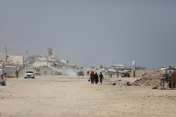 فلسطينيون نازحون يعيشون داخل خيام مؤقتة مكتظة على طول شاطئ مدينة غزة، في 9 يوليو/تموز 2026، وسط حرارة صيفية مرتفعة ونقص في المياه النظيفة والخدمات الأساسية، بعد فرارهم من مناطق متفرقة من القطاع. (تصوير: بلال أسامة)