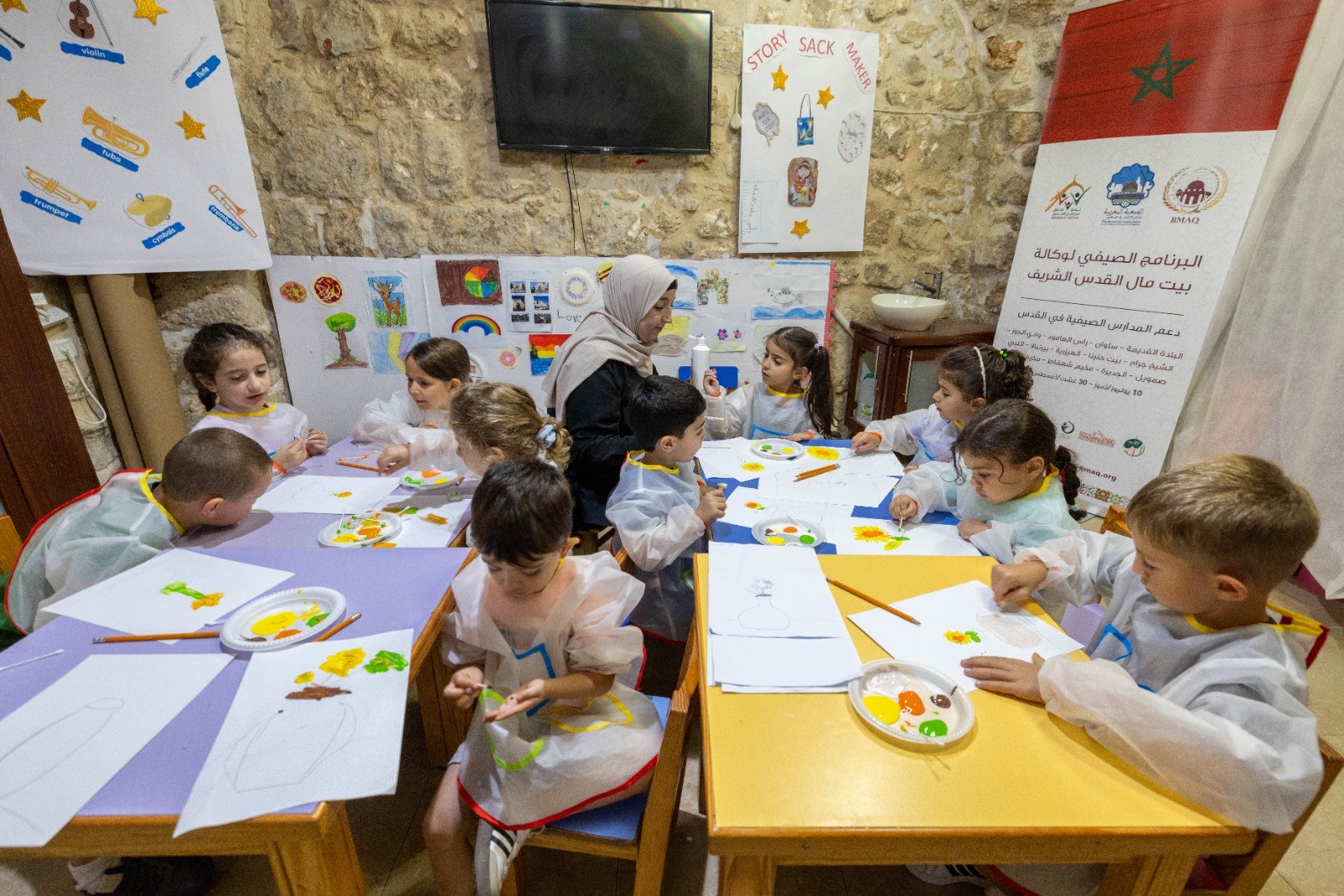 ورش الرسم وقراءة القصص تستقطب الأطفال في المدرسة الصيفية بجمعية سيدة البشارة بالقدس 178.jpg